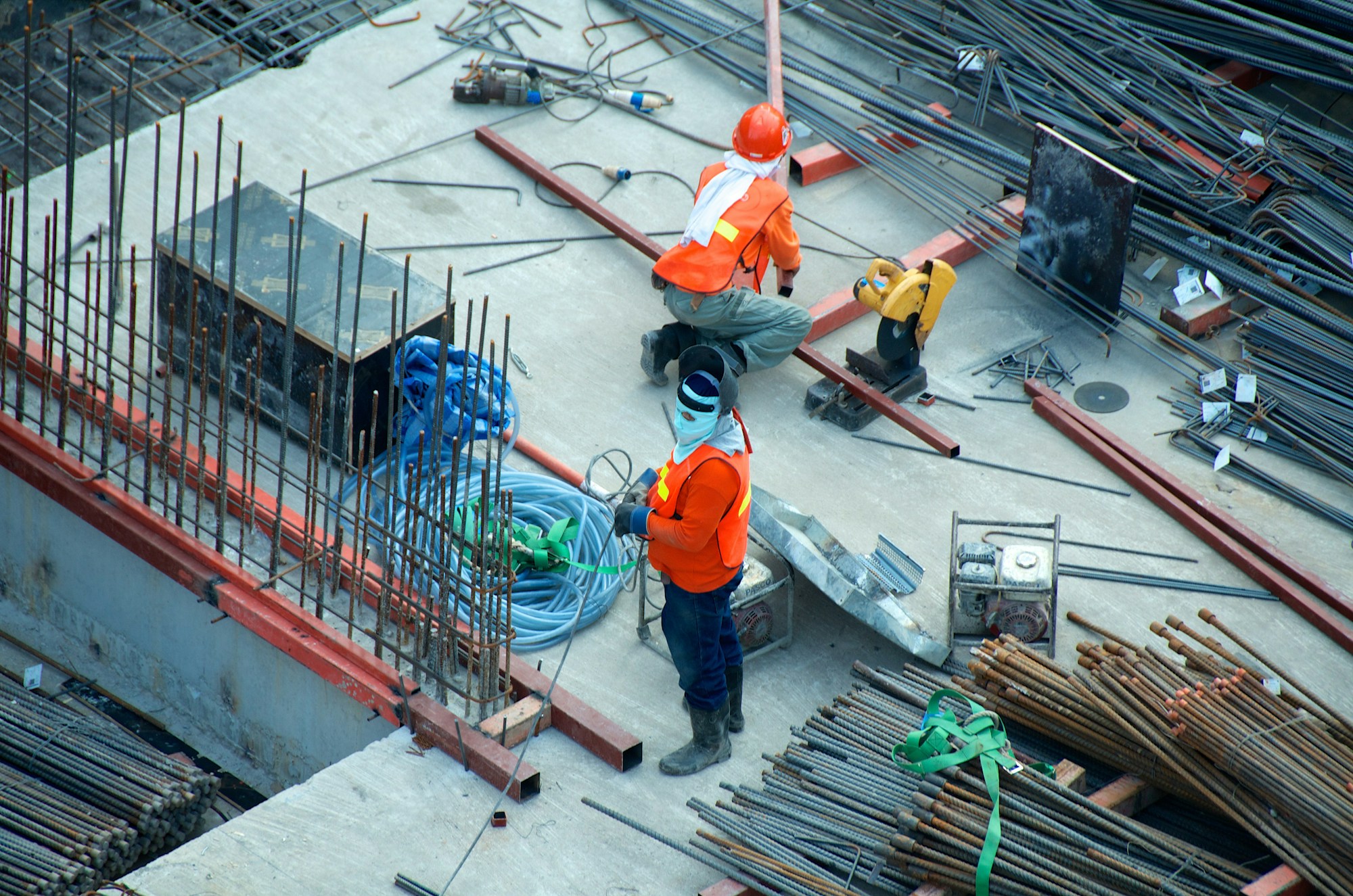 Bauarbeiter mit Schutzhelmen bei der Arbeit auf einer Baustelle